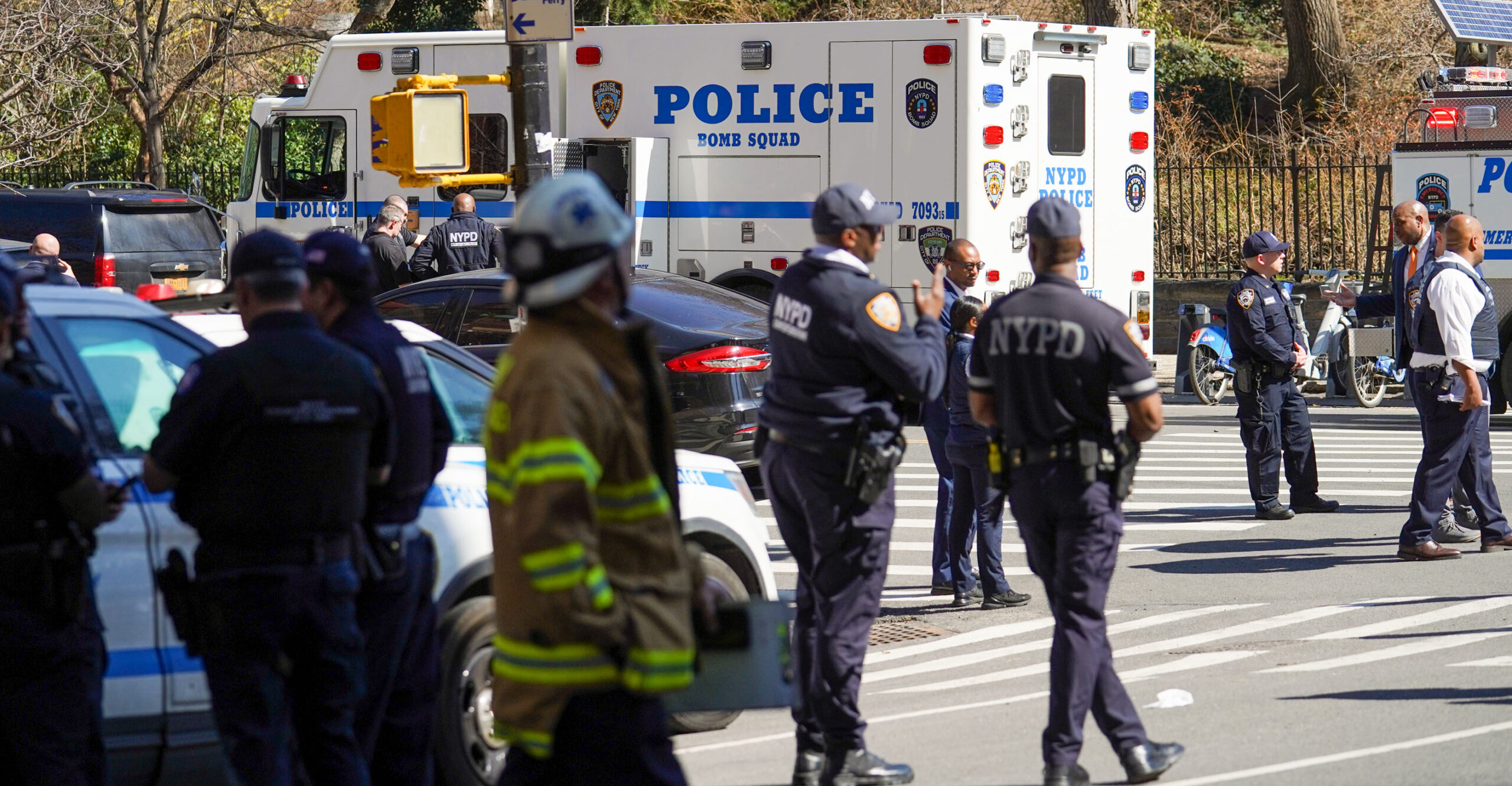 NEW YORK, NEW YORK - MARCH 10: New York Police Department Counterterrorism officers respond to a suspicious package report in Carl Schurz Park, which borders Gracie Mansion, on March 10, 2026 in New York City. Two suspects, Emir Balat and Ibrahim Kayumi of Pennsylvania, were arrested on March 7 for throwing hand-made explosive devices that did not explode during a right-wing, anti-Islamic protest outside Gracie Mansion, the residence of New York City Mayor Zohran Mamdani. (Photo by Ryan Murphy/Getty Images)